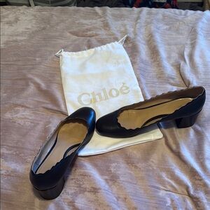 Side 39 1/2 black Chloé scalloped leather pumps